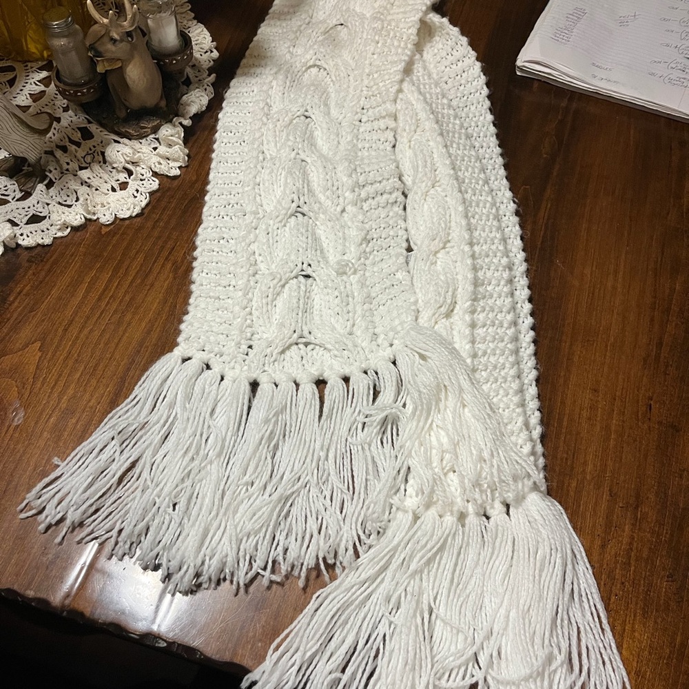 Elegant White Knit Scarf with Fringe